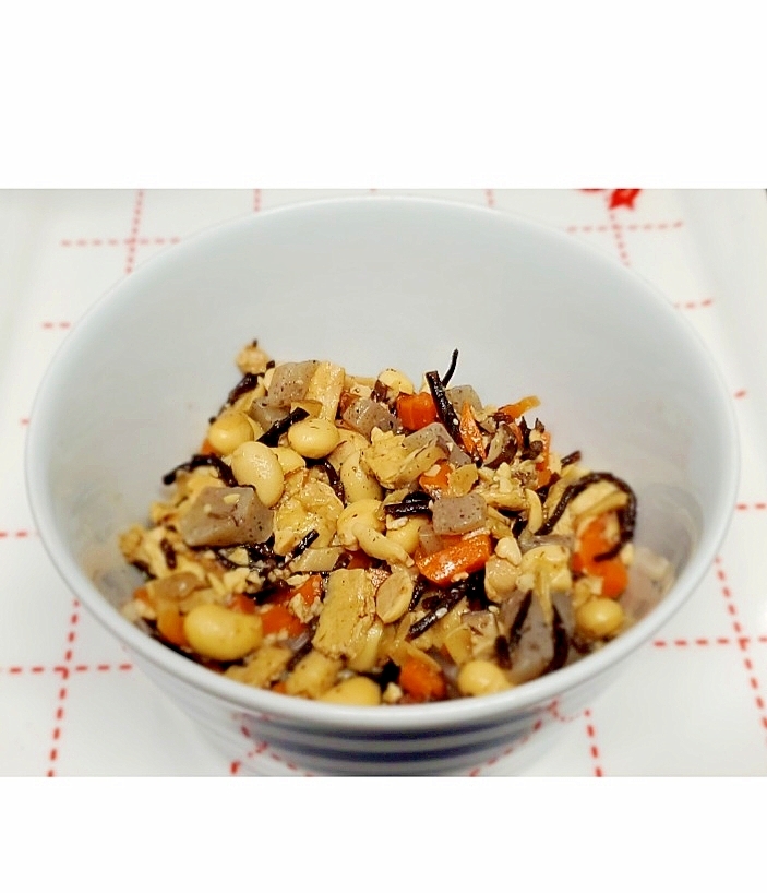 大豆、鶏、油揚げ、蒟蒻、ひじき、人参、椎茸の五目豆