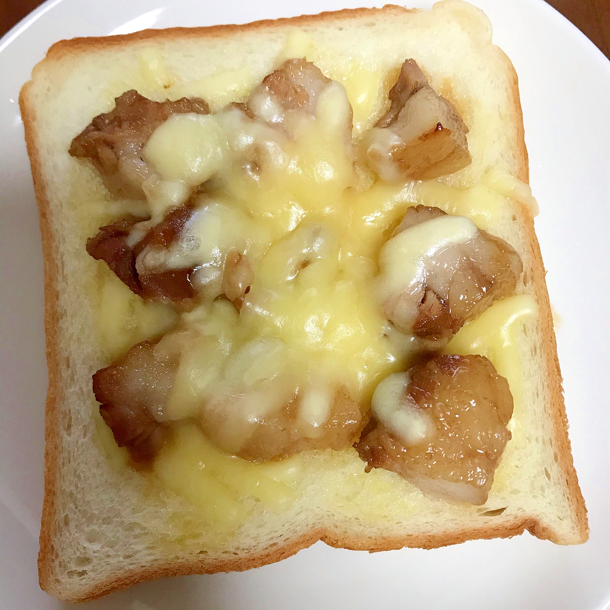 豚の角煮のチーズトースト☆リメイク料理