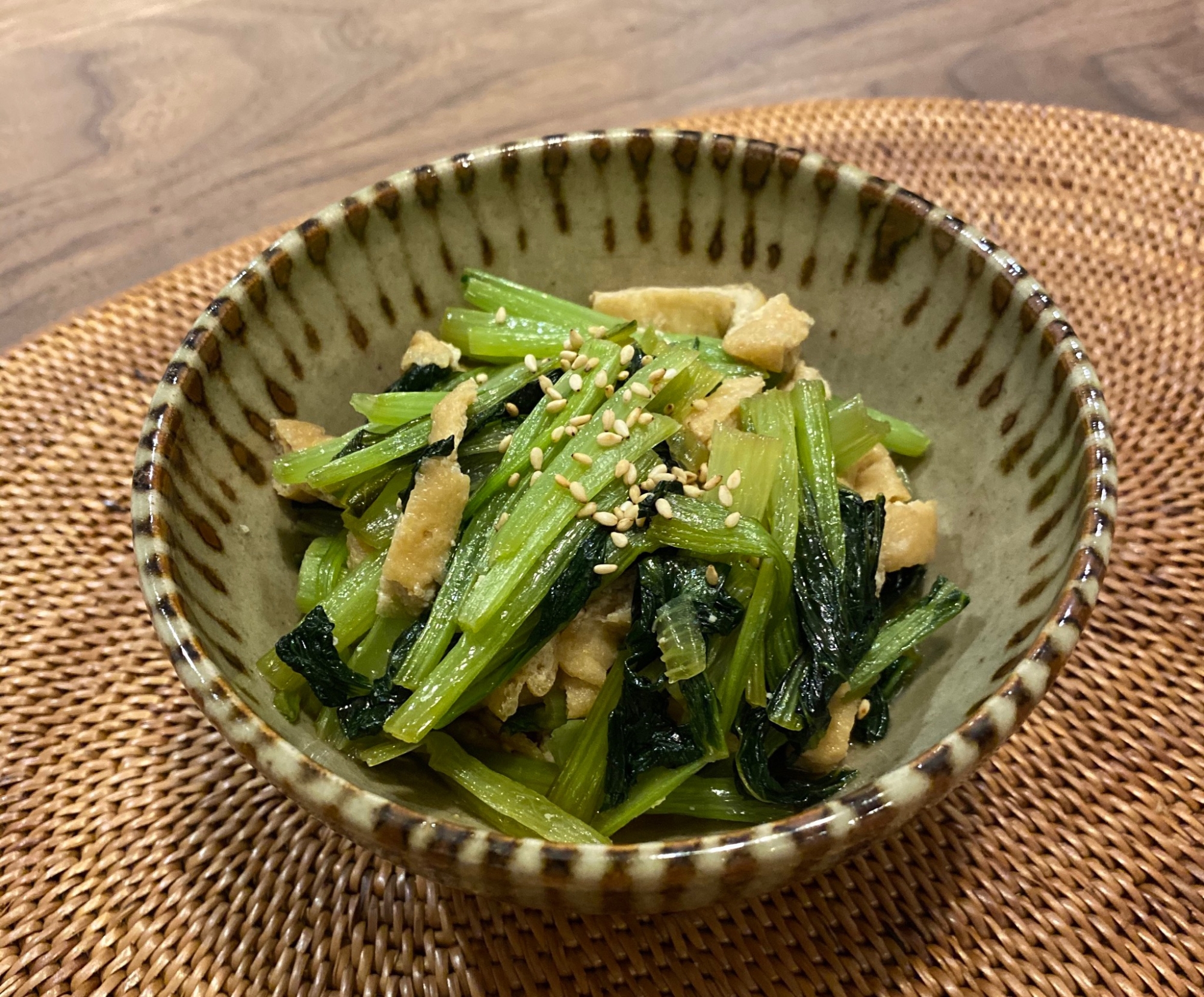 簡単、小松菜と油揚げの炒め物