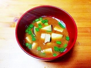 ニラ風味♪高野豆腐とさつまいものお味噌汁