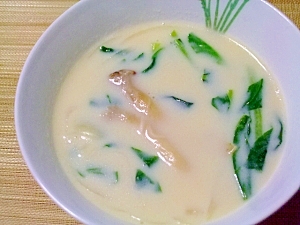 優しい美味しさ　小松菜とエリンギの豆乳チーズスープ