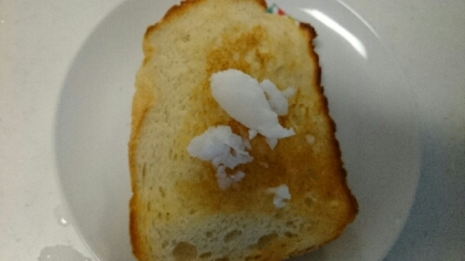 バター代わりにパンに塗って。
さっぱりだけどコクがあって、とっても美味しかったです。
ごちそうさまでした。