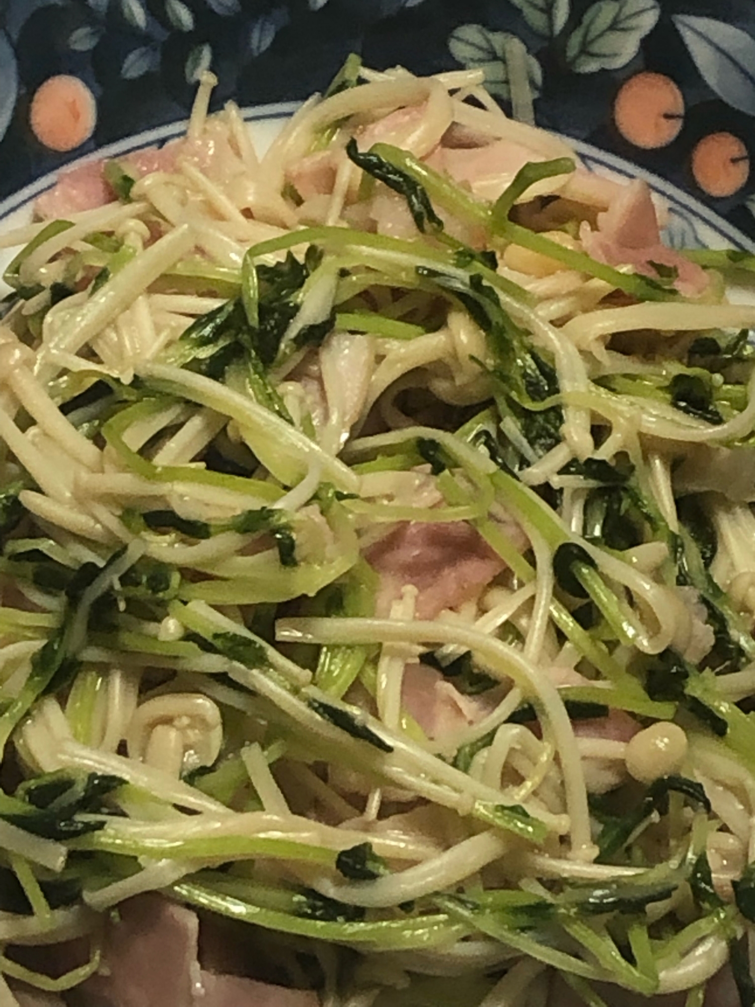 豆苗とエノキの炒め物