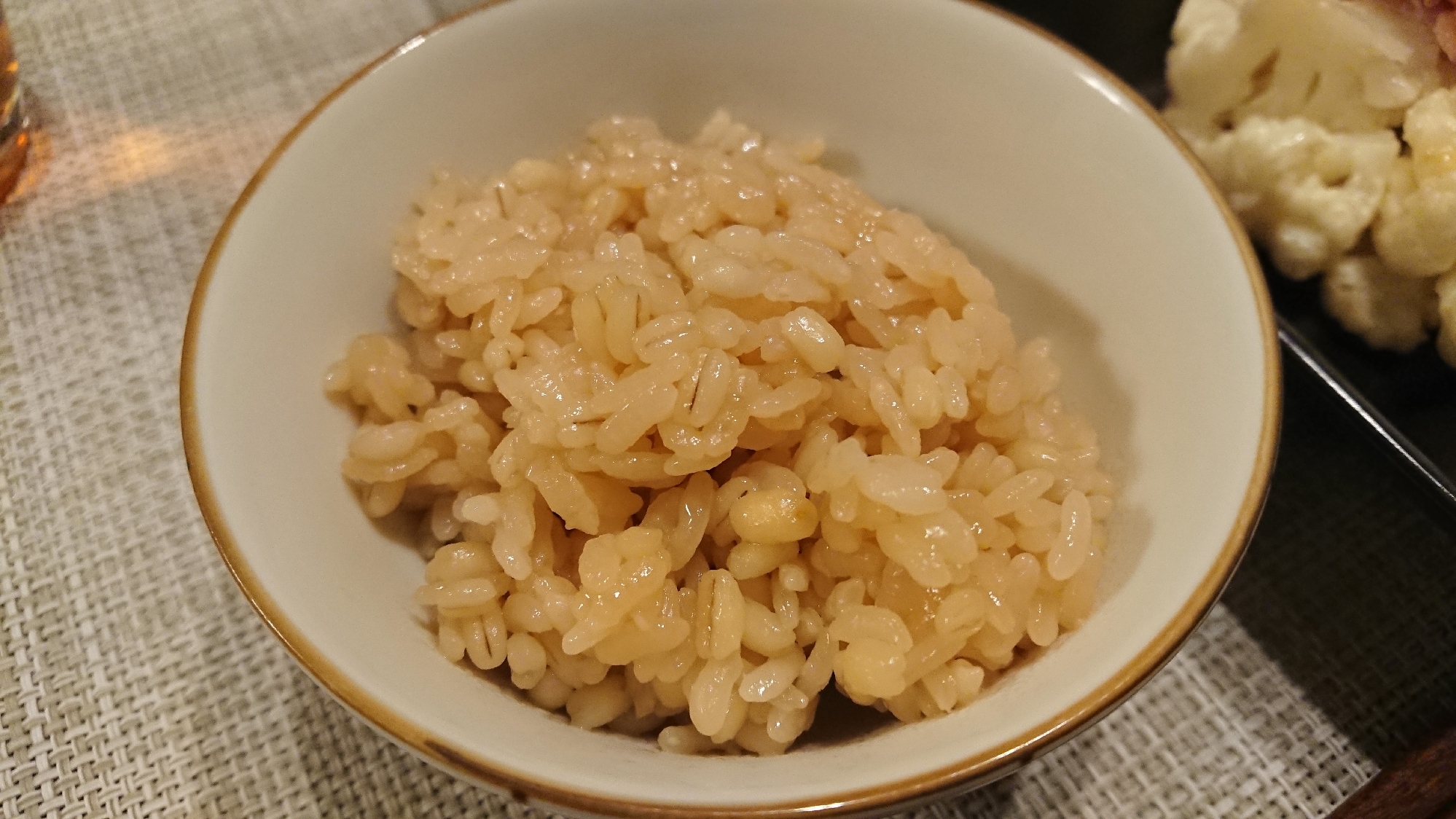 鍋で炊く！もち麦入りさくらご飯