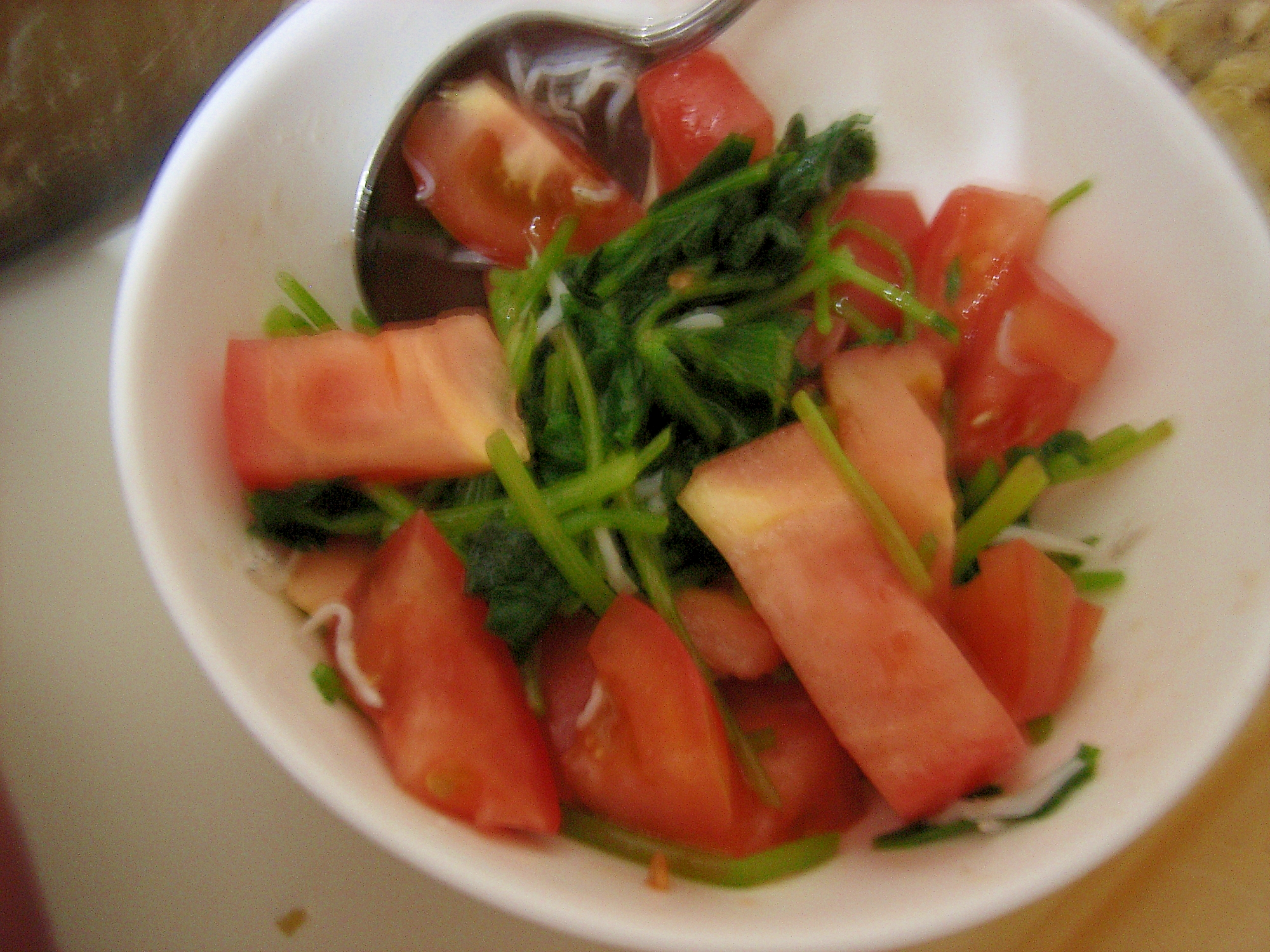 トマトと三つ葉の焼肉たれサラダ