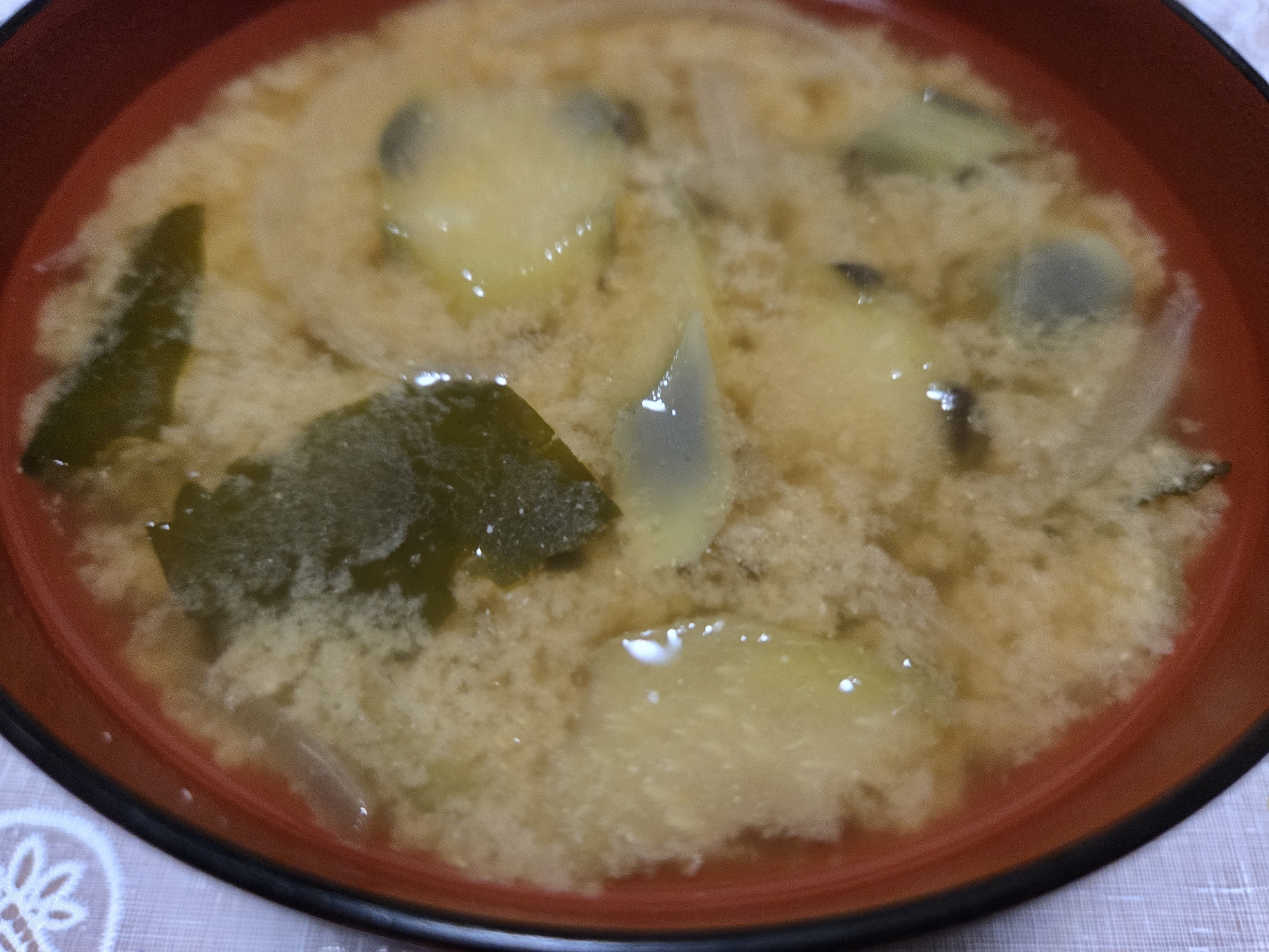 ナスと玉ねぎとわかめのお味噌汁