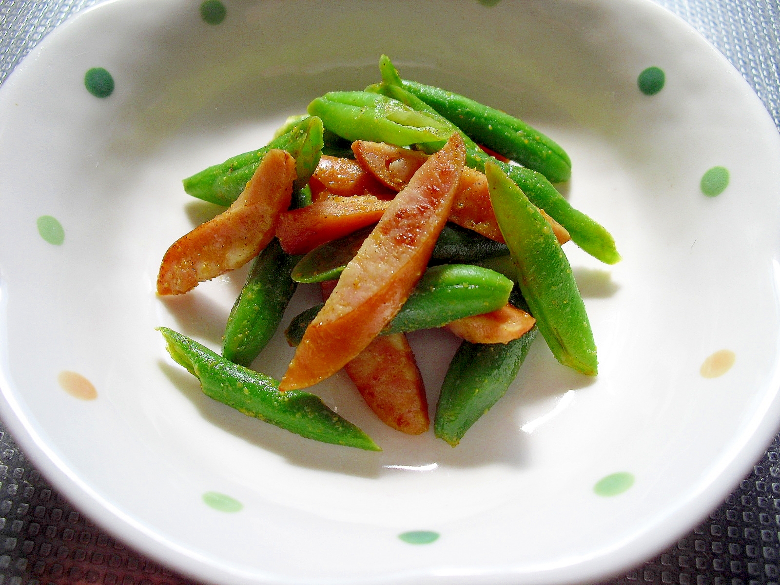 お弁当に♪我が家の“いんげんとウインナーの炒め物”