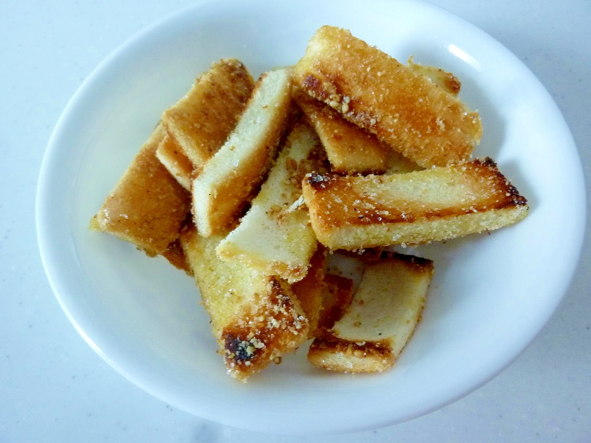 ☆パンの耳deラスク すりごま砂糖味☆ レシピ・作り方 by