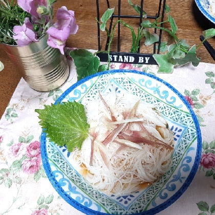 蕎麦がなかったので素麺で作りました❤️茗荷は楽れぴを始めてから食べれるようになった野菜です。この苦味が良いのよね～❤️大人になりました笑)次は蕎麦でリベンジ！