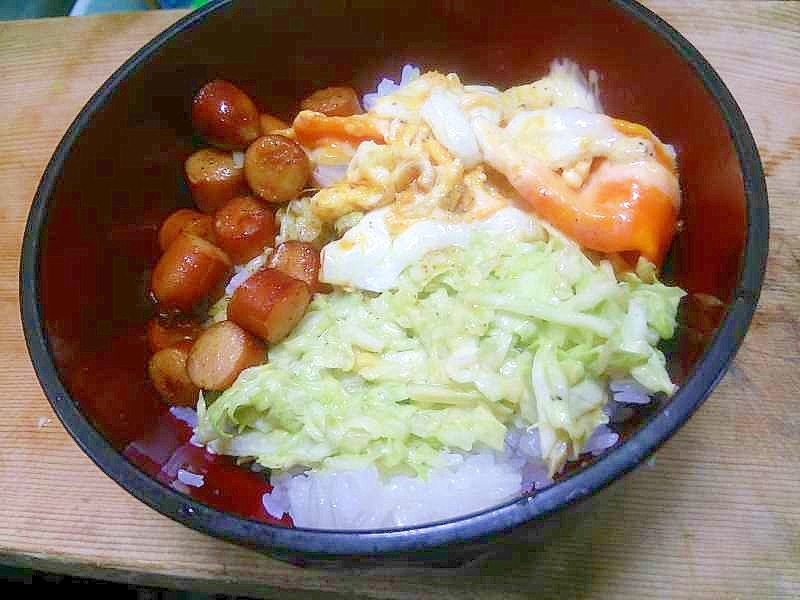 カレーウインナースクランブル丼/マヨマスキャベツ添