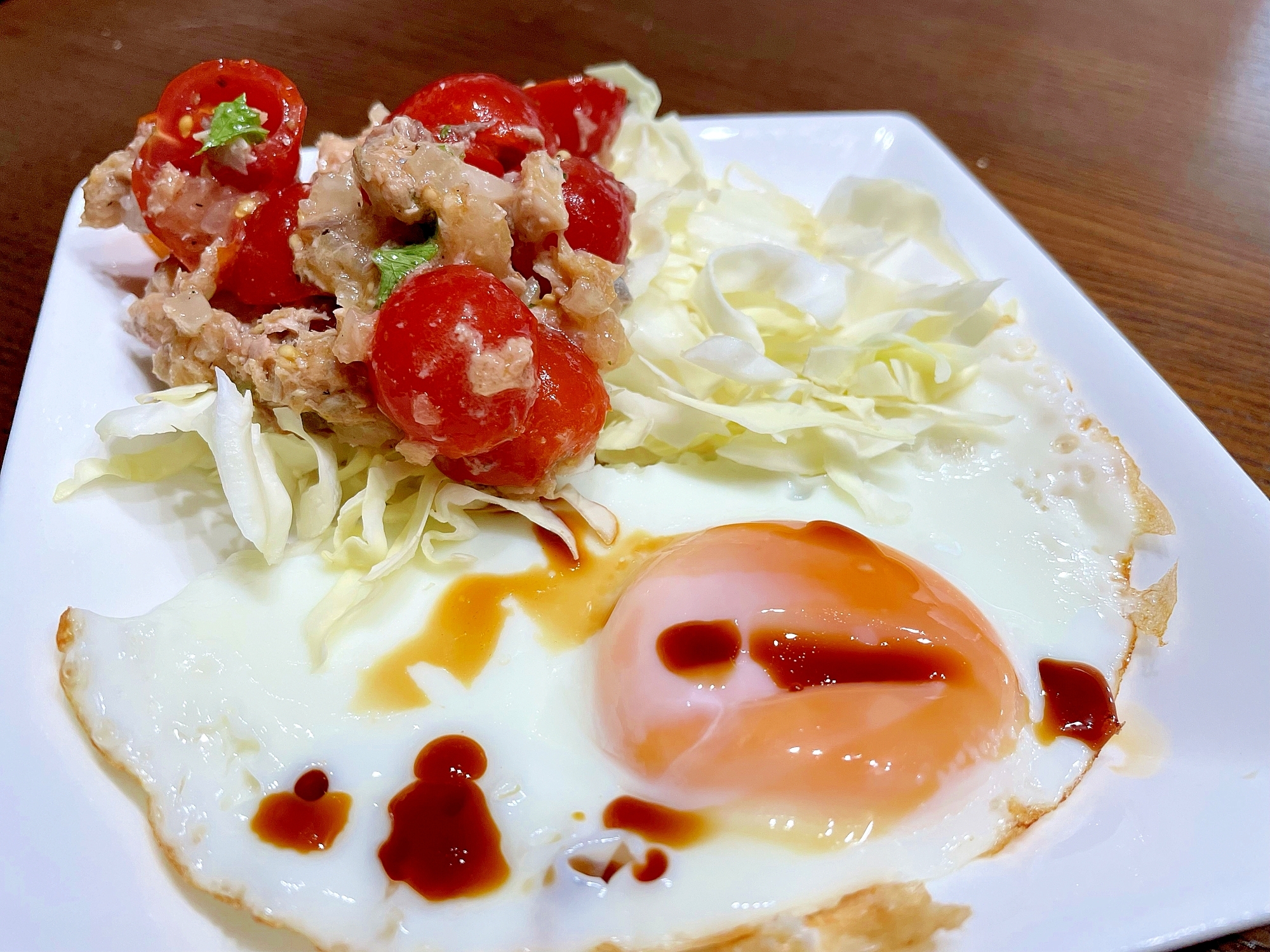 トマトサラダと目玉焼き