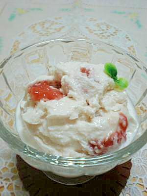 【いちごソース】で、苺ヨーグルトアイスクリーム♪