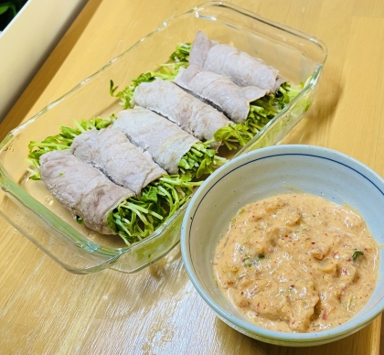 レンジで簡単♡豆苗の豚肉巻き（キムチマヨソース）