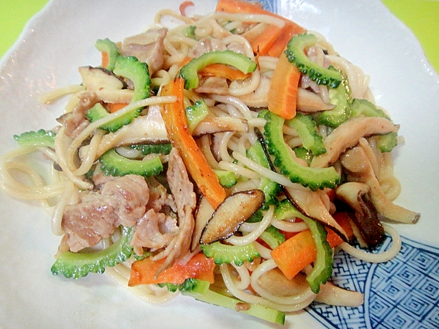 ゴーヤと椎茸豚肉の焼きうどん