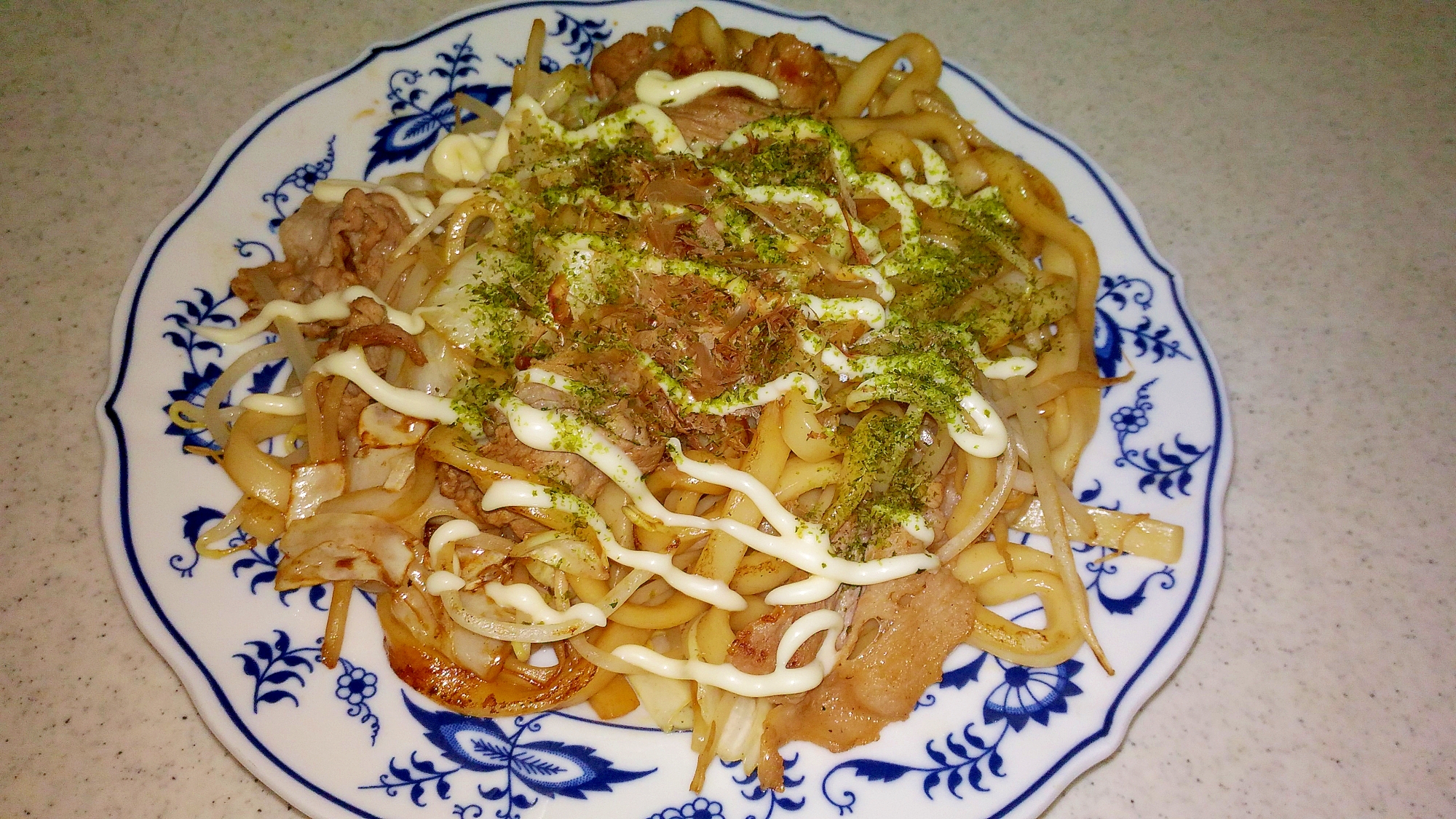 もやしとキャベツ、豚肉のソース焼きうどん