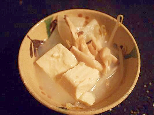 シンプルに白い豆乳鍋　大根＆もやし＆豆腐＆エリンギ
