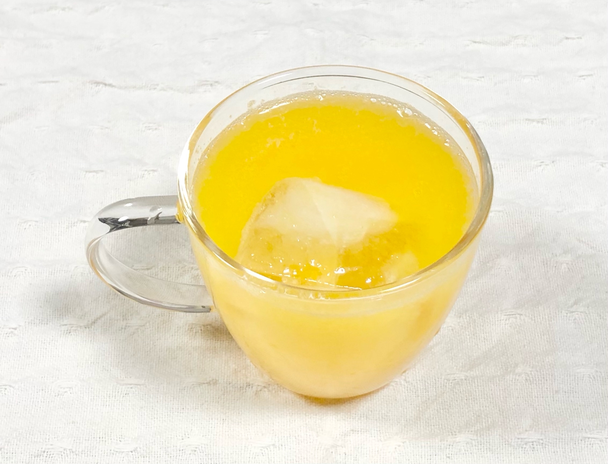 カップに注がれたパパイヤとオレンジのマリブカクテル
