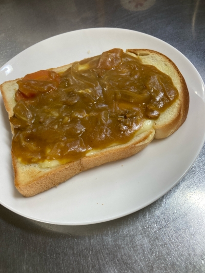 マヨネーズもカレーもパン全体に塗り広げました。アツアツトロトロで美味しかったです♪