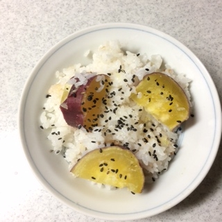 さつま芋、ちょっと大きめにカットしてみました～♪
さつま芋が主役な感じの炊き込みご飯になりました。ホクホク美味しかったです～♪レシピ、ありがとう～♡