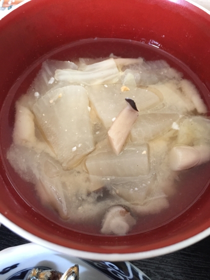 塩蔵わかめとぶなしめじとネギと絹豆腐のお味噌汁