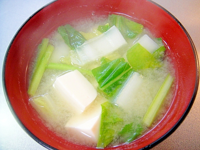 豆腐と白菜カブの葉の味噌汁