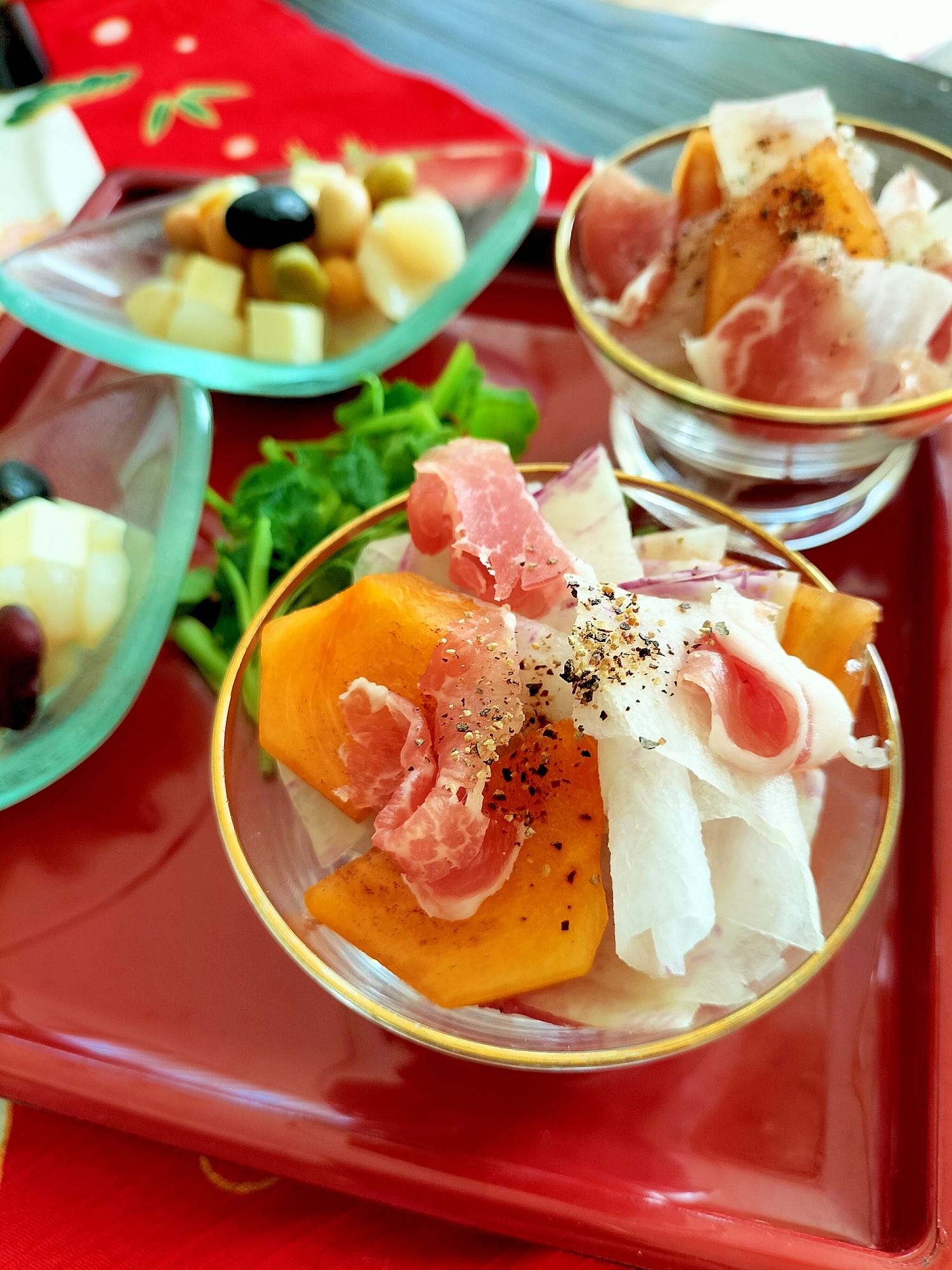 贅沢な甘みと塩気が美味しい♡富有柿の大根生ハム