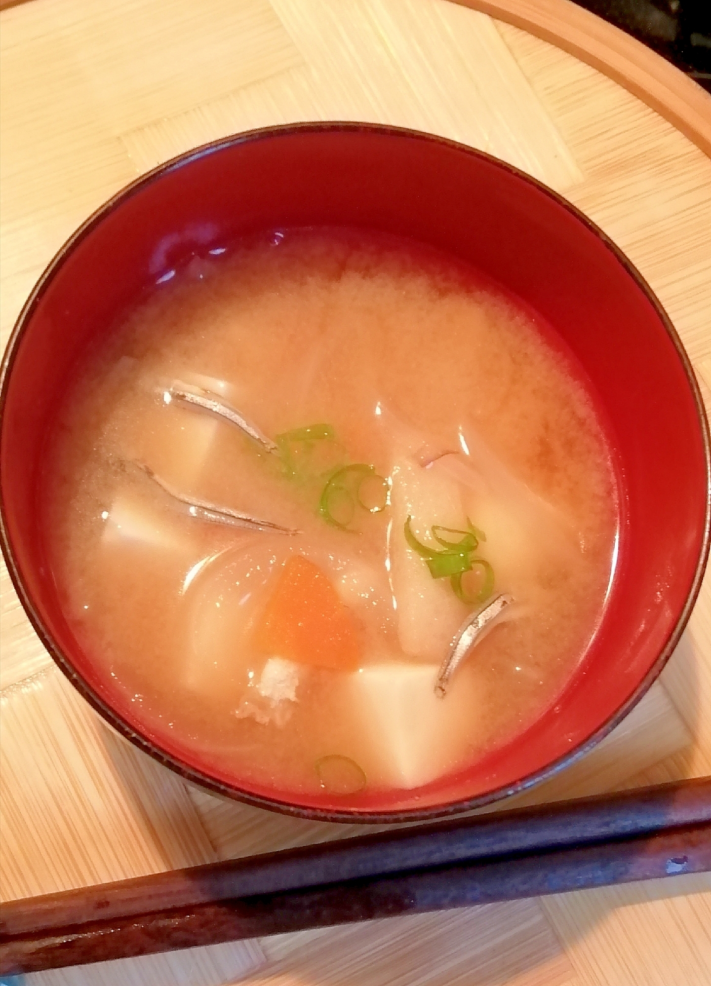 食べる煮干しと鰹節で簡単だし!玉ねぎと人参のみそ汁