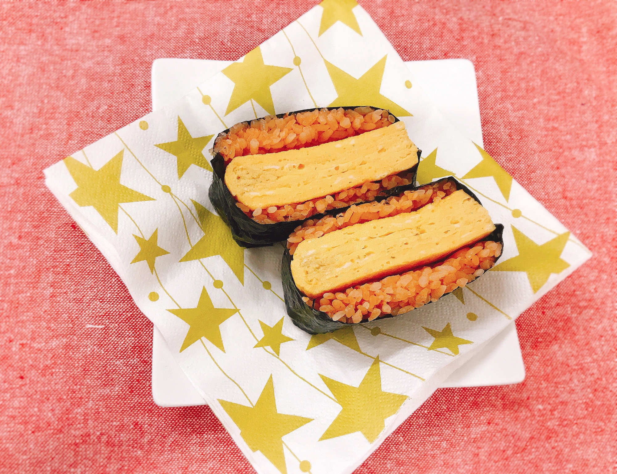 紙ナプキンを敷いた皿の上に盛られた、オムライス風おにぎらず