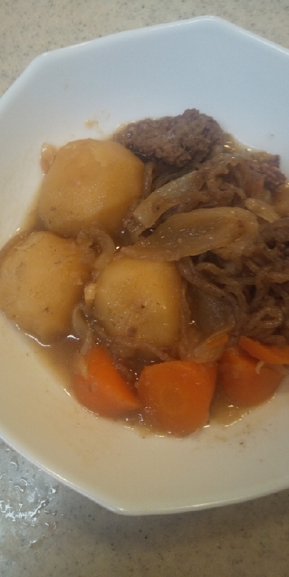 じゃがいも人参玉ねぎ糸こんにゃくのそぼろ肉じゃが
