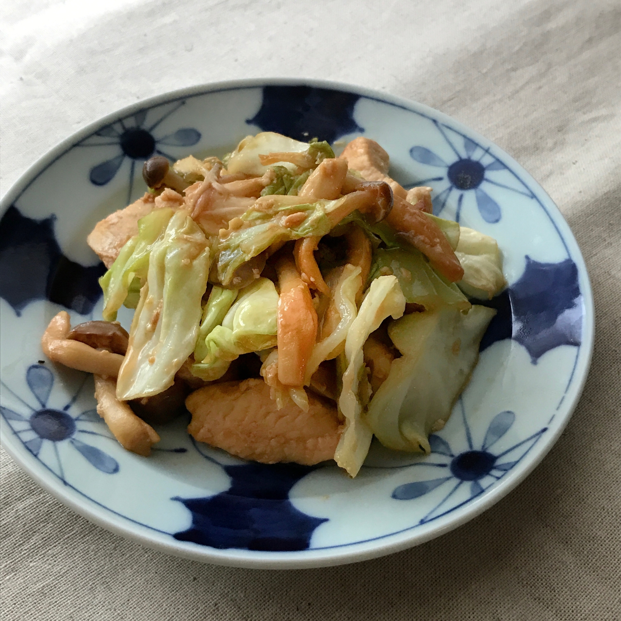 ごはんがすすむ！鶏肉とキャベツの味噌炒め