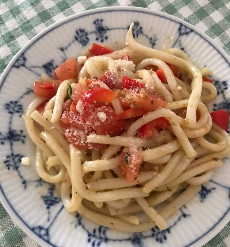 パプリカとトマトのバジルソース焼きうどん