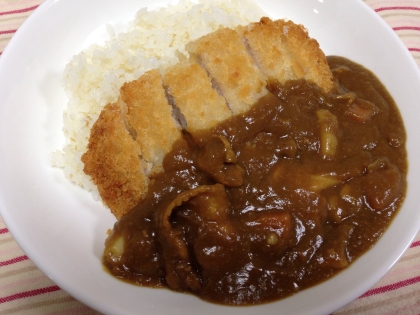 カレーはそのそのままでもおいしいけれど、カツを乗せるとより一層おいしいですね♡
カツカレー大好きです(*^◯^*)