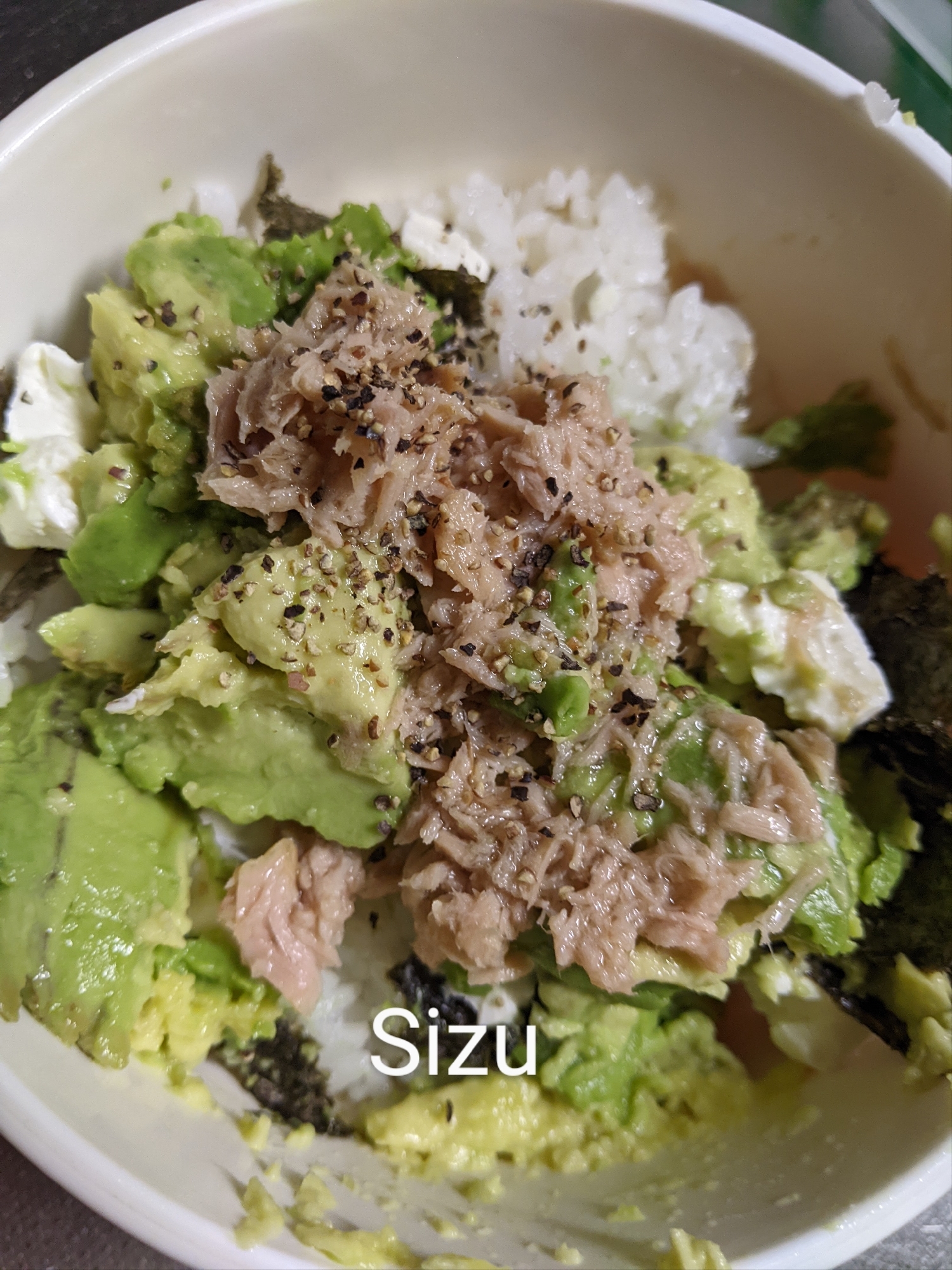 ブラックペッパーがけアボカドツナ丼