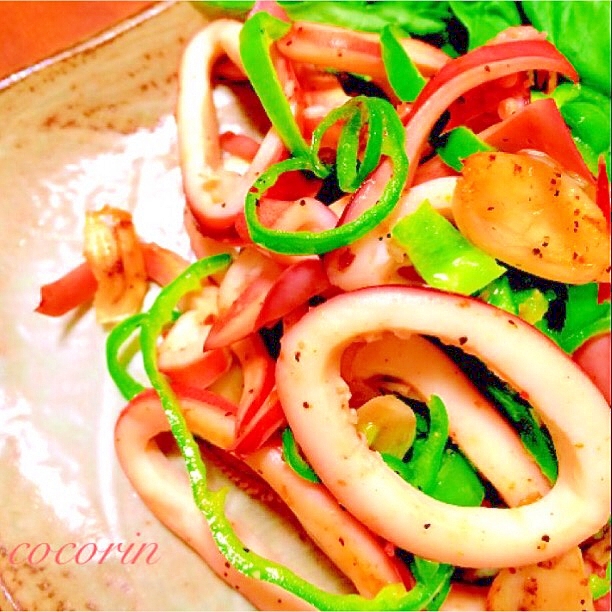 簡単‼︎ごま油香るイカとピーマンのガーリック炒め