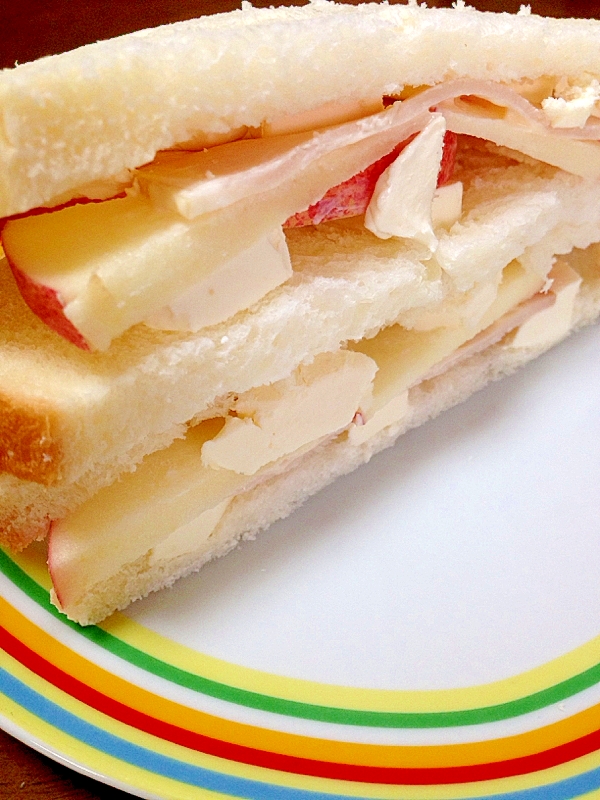 ハムとりんごとクリームチーズのサンドイッチ