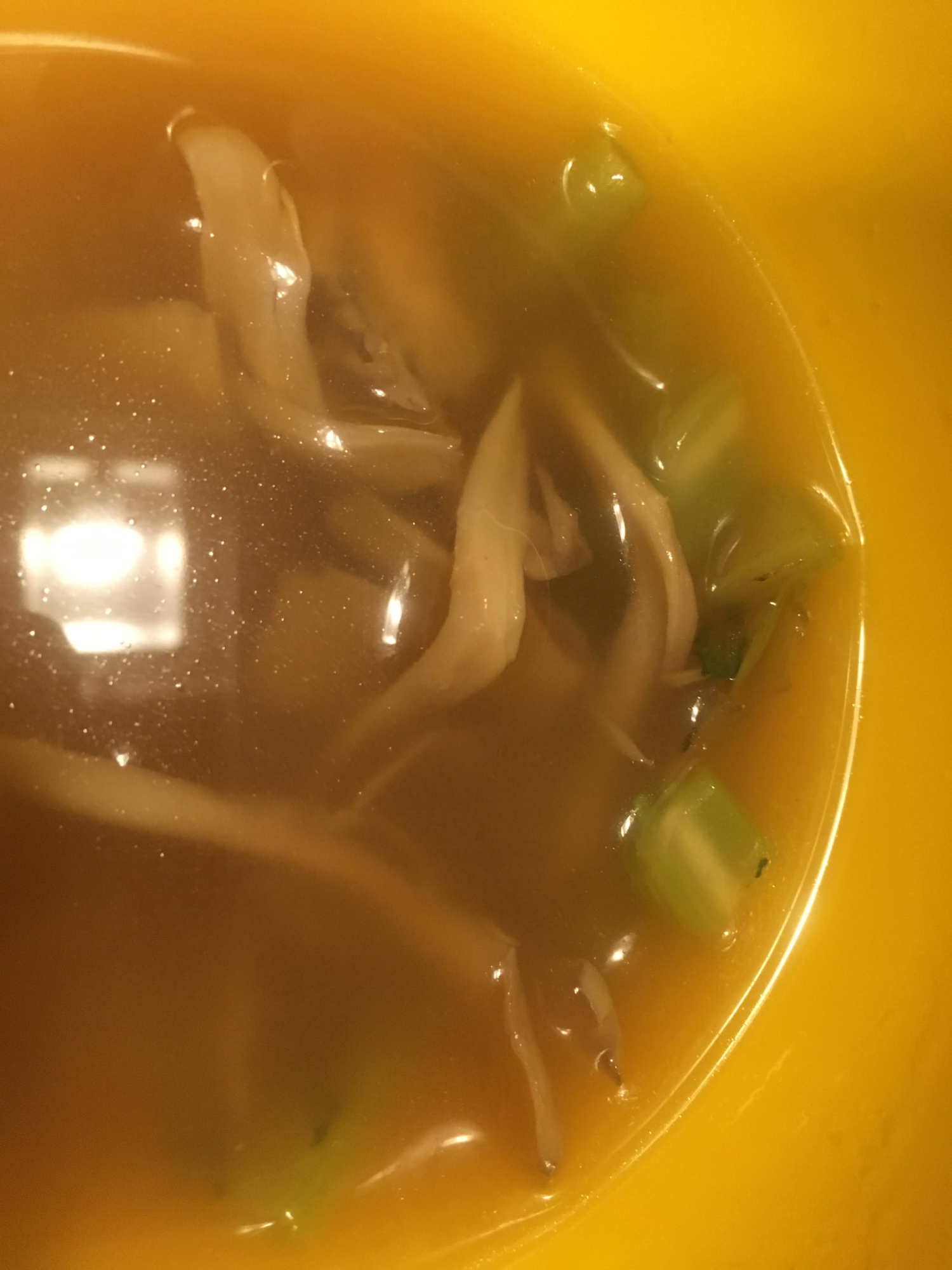舞茸と大根の葉の味噌汁