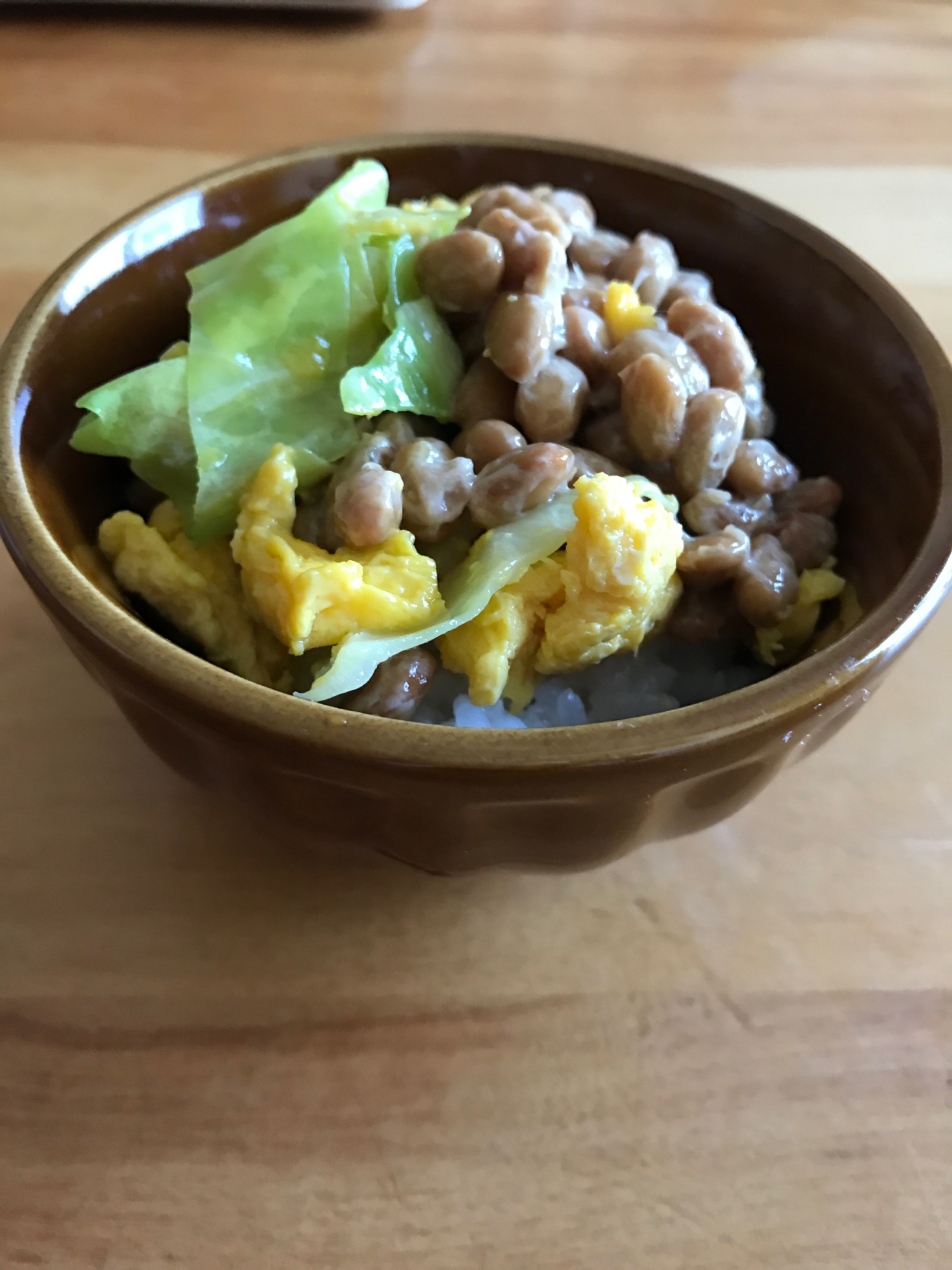 茹でキャベツと炒り卵の納豆丼