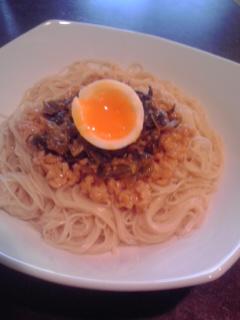 納豆と高菜漬けの温そうめん