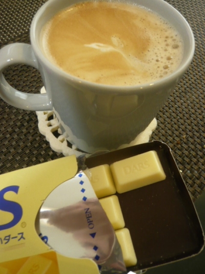 ホワイトチョコダースを買ってきました♪チョコ×コーヒー、とっても幸せです～。ごちそうさまです＾＾♪