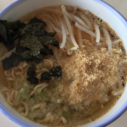 もやしとすりごま海苔のとんこつラーメン