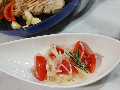 新玉ねぎとトマトの手作りちょい甘ドレッシングサラダ