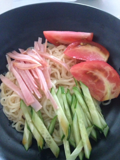 ハムとトマト、きゅうりの冷麺（ゴマたれ）