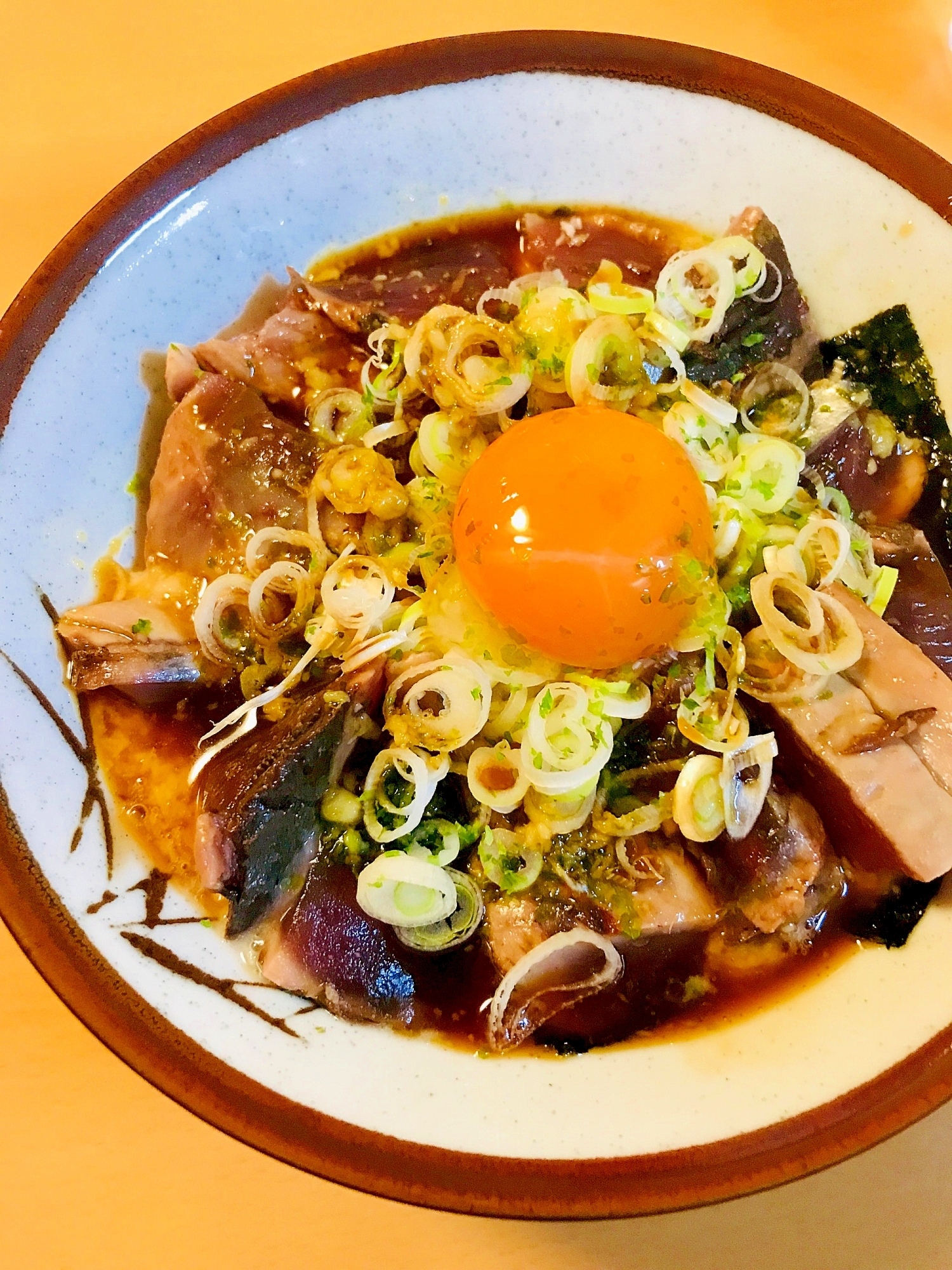 ネギ＆卵黄トッピングでいただく●カツオのたたき丼