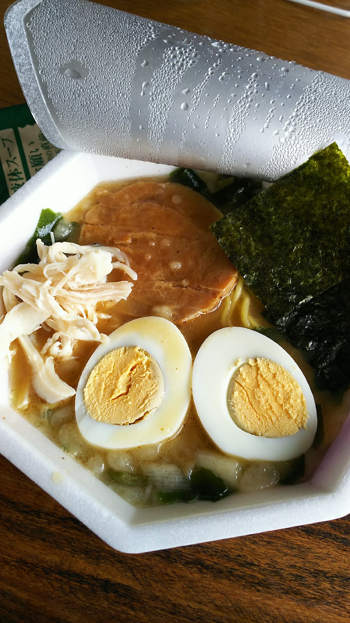 ゆで卵と蒸し鶏のラーメン