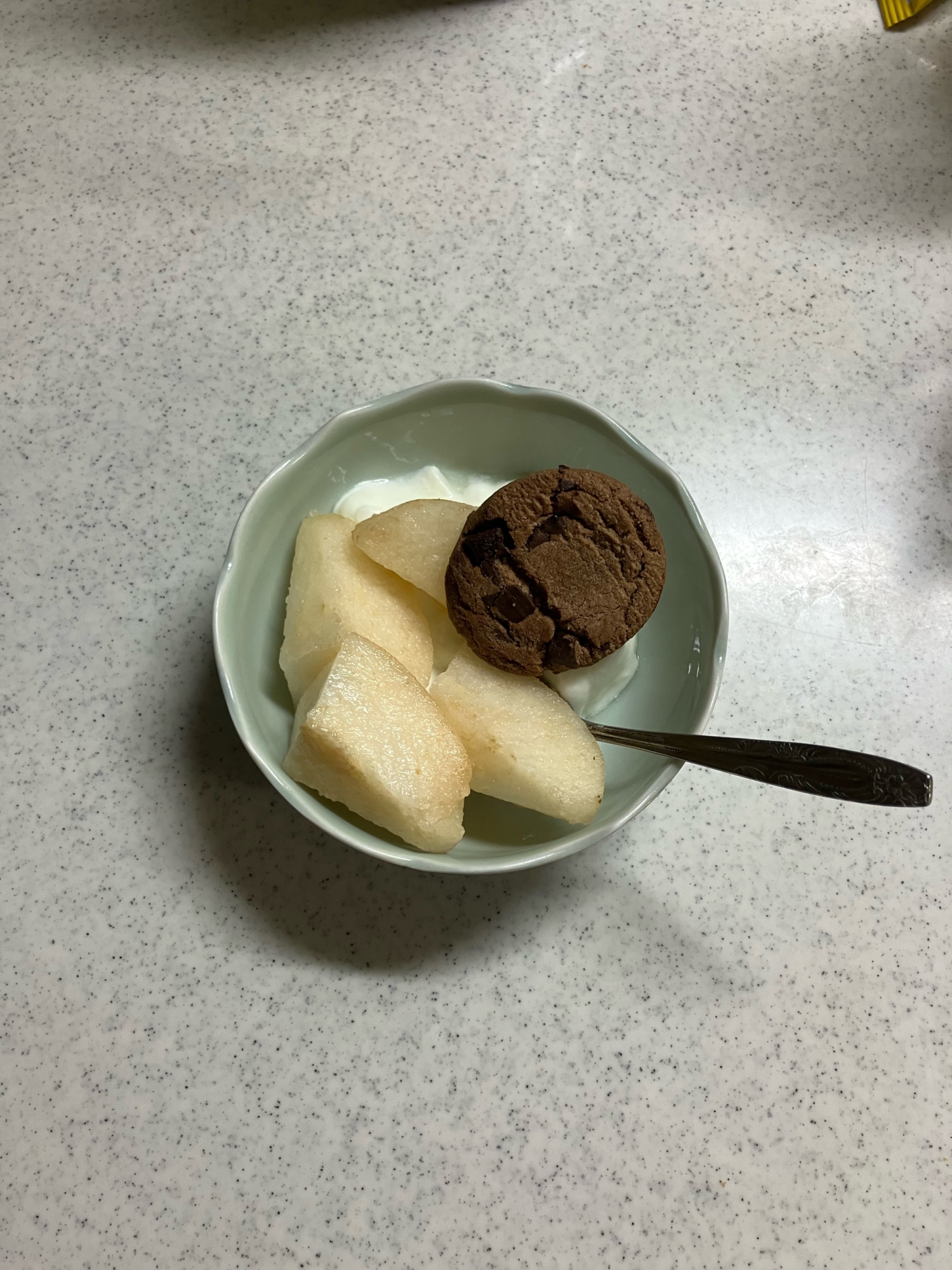 梨とクッキーのヨーグルト
