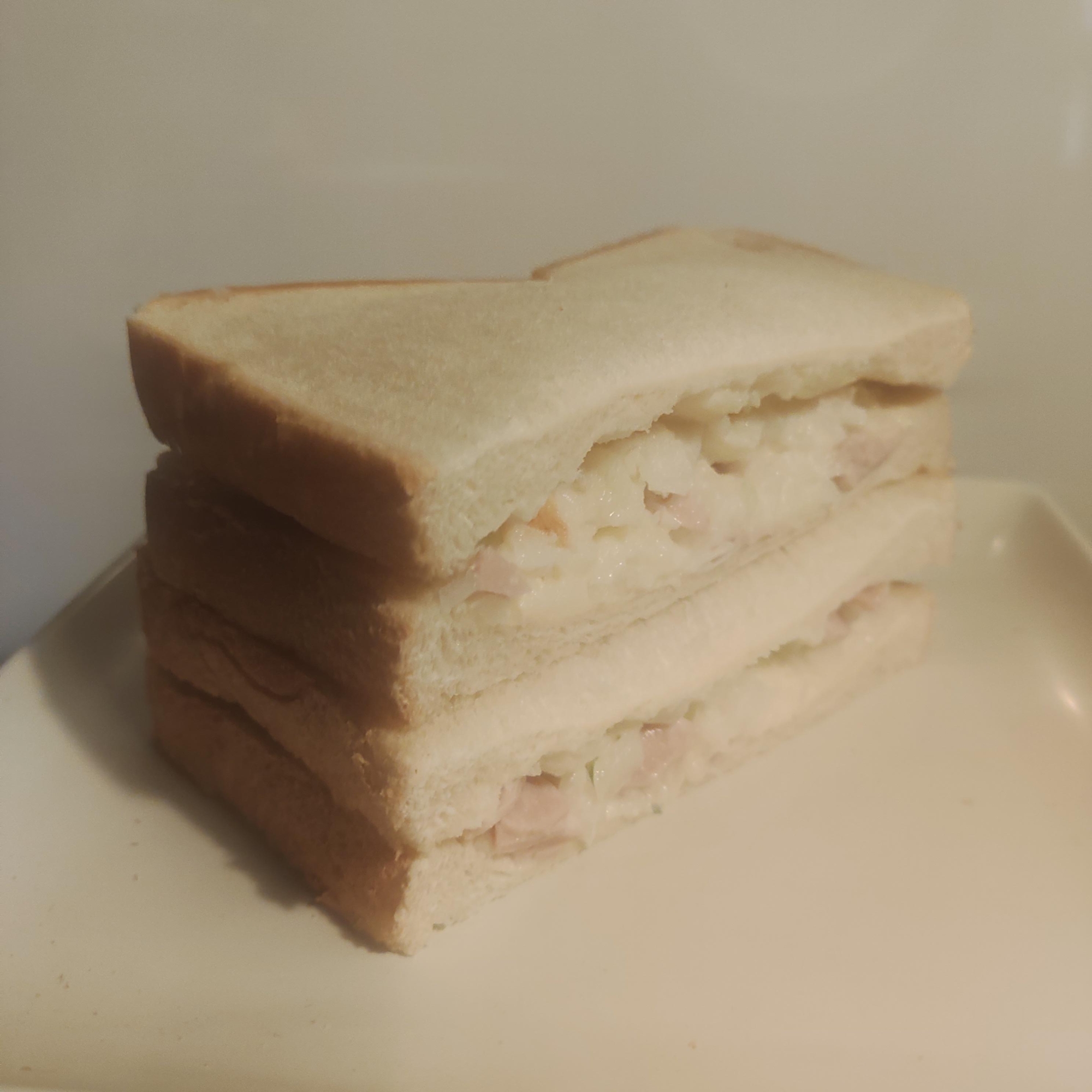 じゃがいも、たまねぎ、魚肉のサンドイッチ