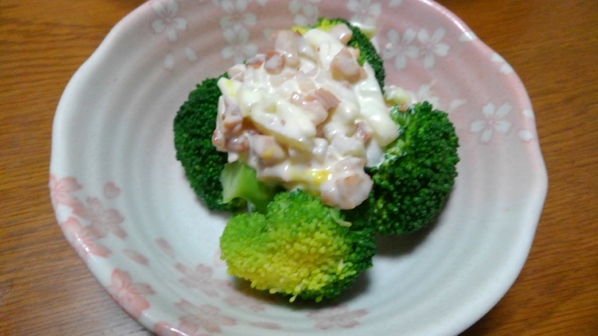 ベーコンマヨソースで食べる…ブロッコリーのサラダ