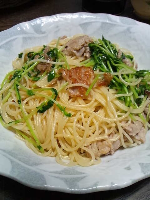 簡単　豆苗と豚肉のパスタ