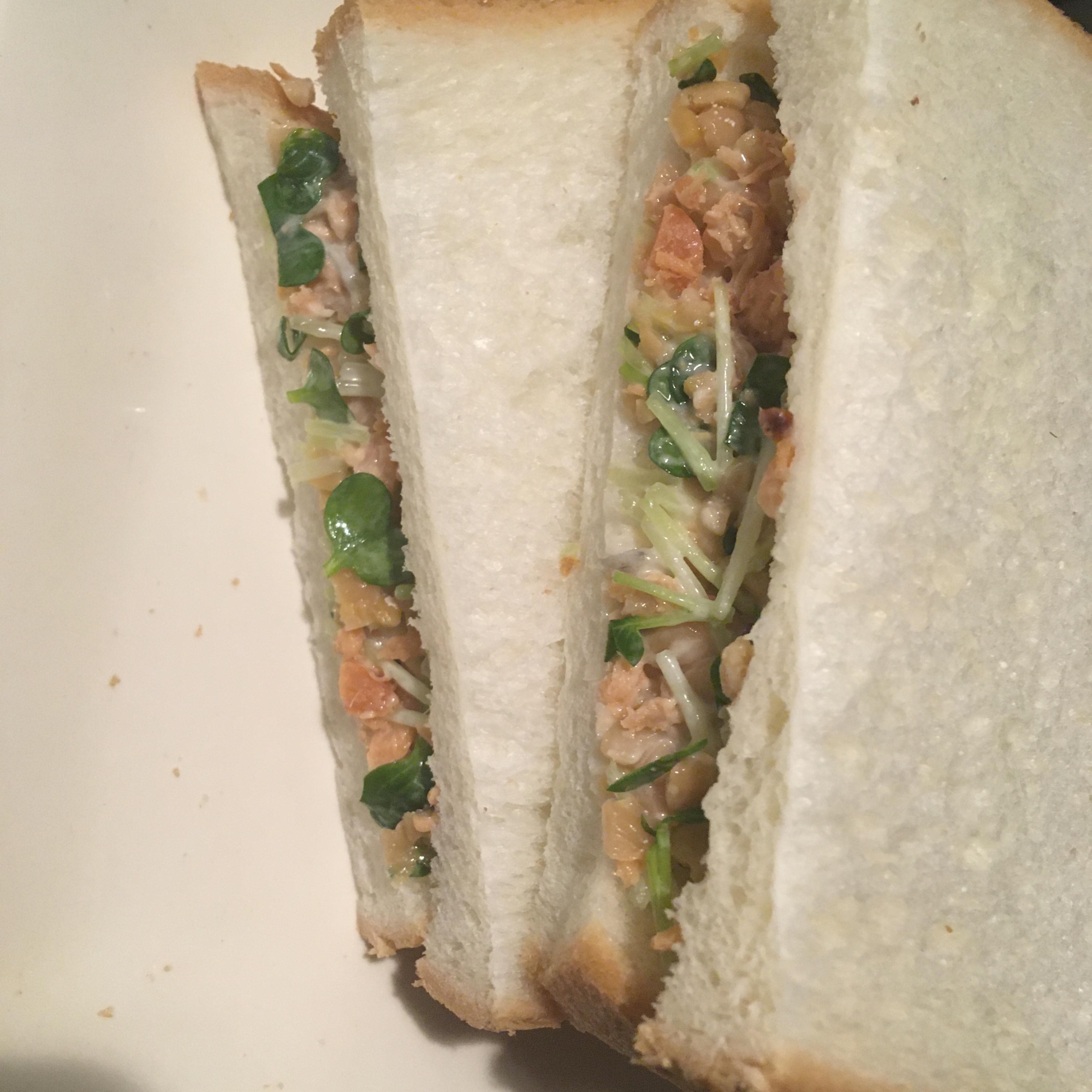 鮭フレーク、かいわれ、ひきわり納豆のサンドイッチ