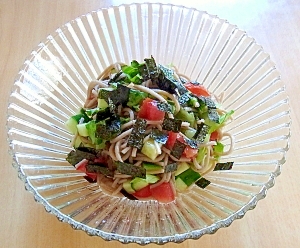 冷たいトマトときゅうりのそば